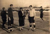 Pagn y Lakatos, capitanes del Murcia y Martinenc, junto a Josefina Pardo