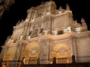 La Excolegiata de San Patricio de noche