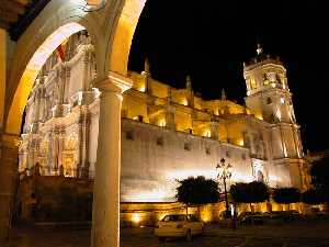 La Excolegiata de San Patricio de noche