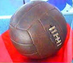 Balón de fútbol antiguo