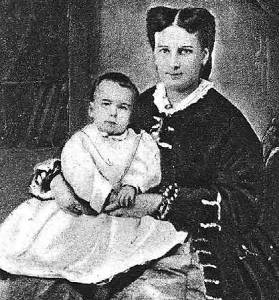 Fernando Daz de Mendoza en brazos de su madre