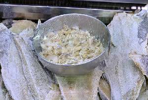 Migas de bacalao salado en el mercado [Bacalao]