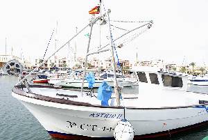 Barco pesquero en el puerto de Cabo de Palos [Pez Espada o Emperador]