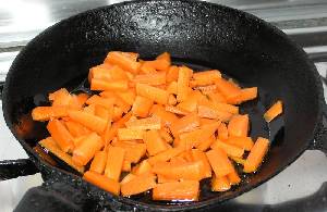 Rehhogando la zanahoria [Arroz con Zanahoria y Pimientos]