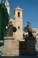 Monumento al Tamborista. A sus espaldas la Torre del Rejoj y la I. de San Miguel.