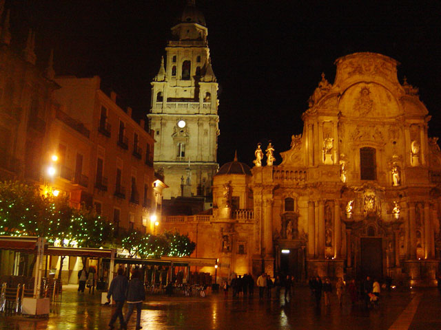 La Catedral de Murcia engalanada para festejar la llegada de la Navidad