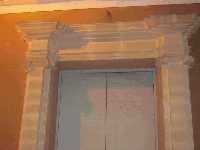 P�rtico lateral iluminado.