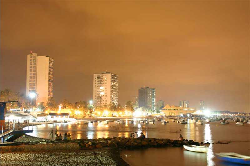 Vista nocturna de Santiago de la Ribera