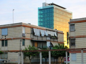 Con esta imagen quiero hacer un contraste en el barrio y la ciudad que aparece al fondo