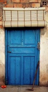 La entrada a una antigua casa murciana; una casa con huerto y naranjos, y azada